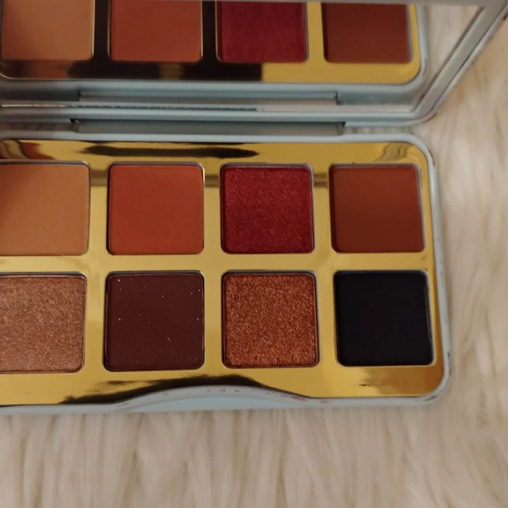 🎅FIRM! NWT TOO FACED SECRET SANTA EYESHADOW PALETTE (LIMITED EDITION)